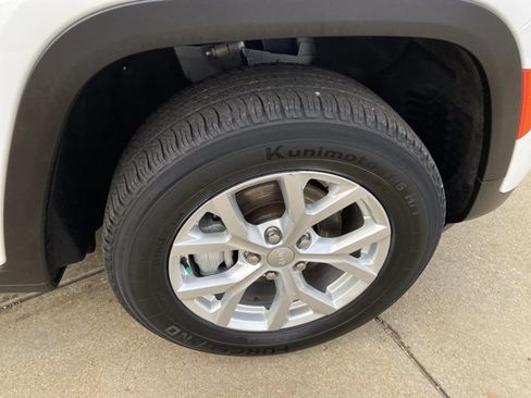 Used 2023 Jeep Grand Cherokee Limited image 31