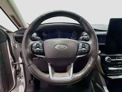 Used 2023 Ford Explorer Platinum w/ Technology Package AWD/4WD image 9