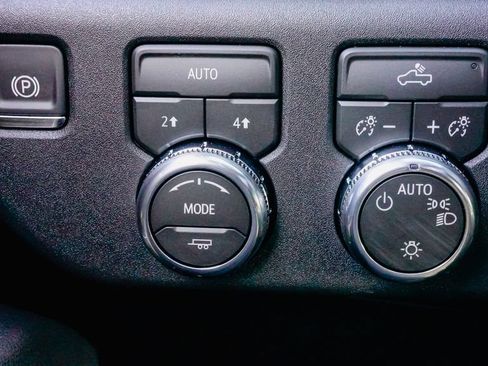 New 2026 GMC Sierra 1500 SLE w/ Preferred Package AWD/4WD image 17