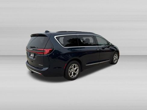 Used 2022 Chrysler Pacifica Limited w/ Uconnect Theater Family Group FWD image 5