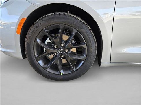 New 2026 Chrysler Pacifica Limited image 10