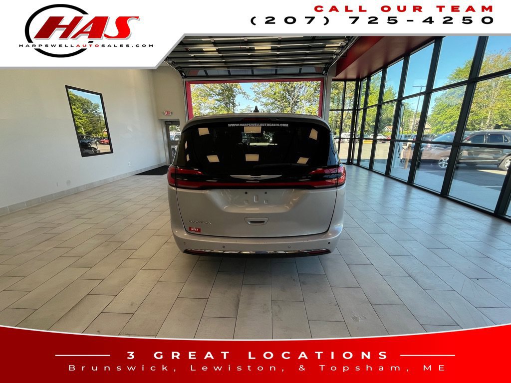 Used 2024 Chrysler Pacifica Touring-L FWD image 6
