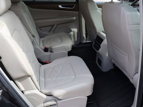 Used 2024 Volkswagen Atlas SE image 18