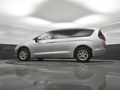 Used 2024 Chrysler Pacifica Touring-L FWD image 41