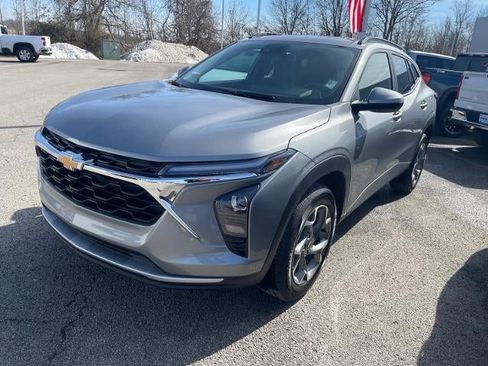 Used 2025 Chevrolet Trax LT w/ LT Convenience Package image 4