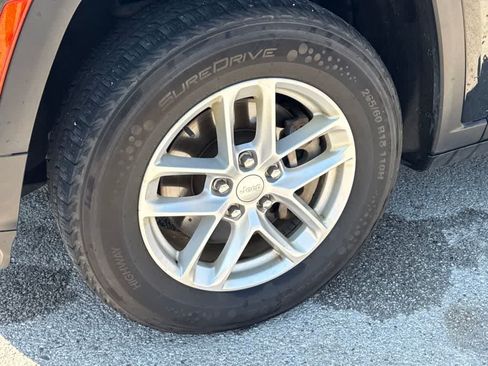 Used 2023 Jeep Grand Cherokee L Laredo RWD image 9