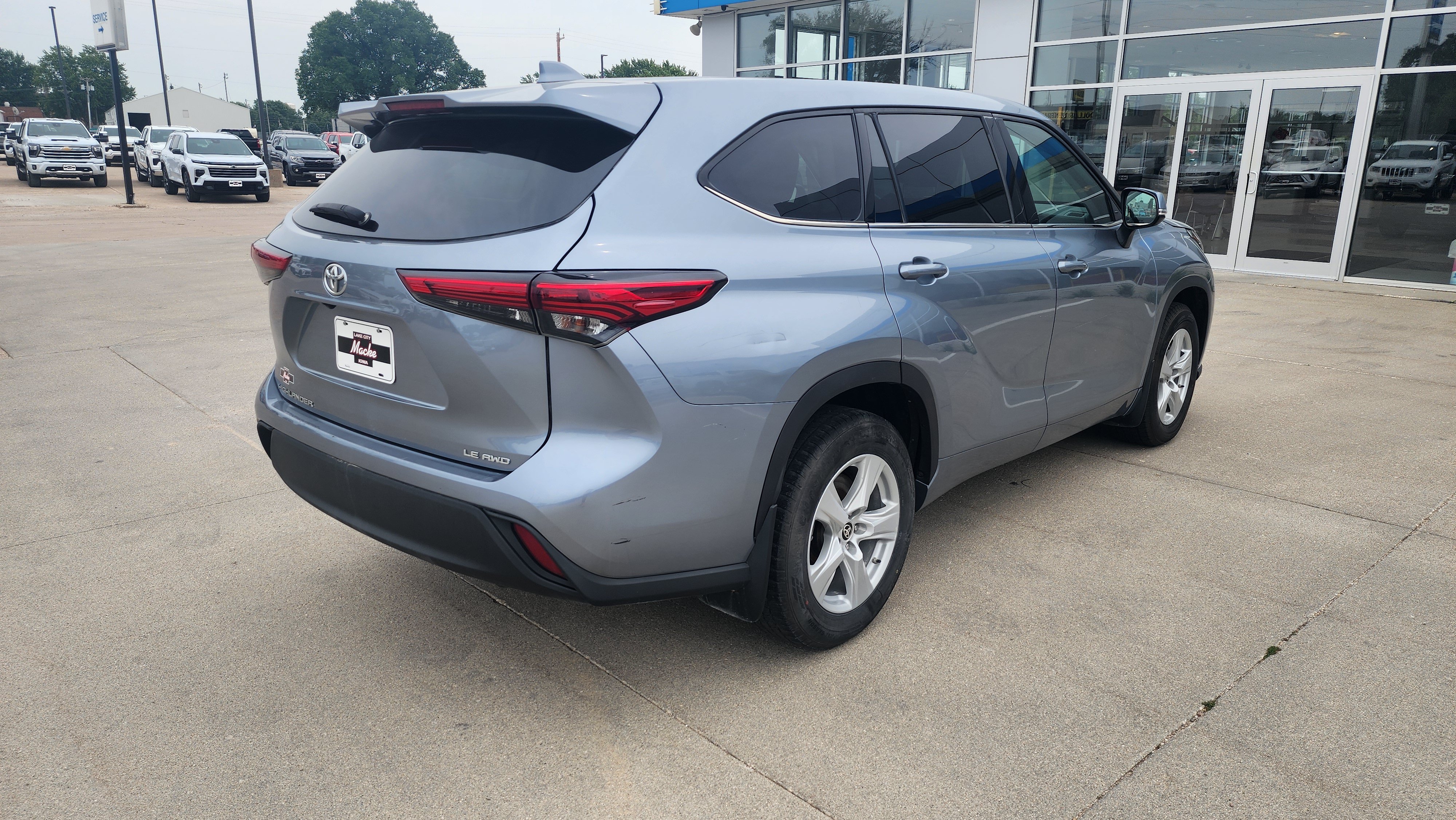 Used 2020 Toyota Highlander LE AWD/4WD image 5