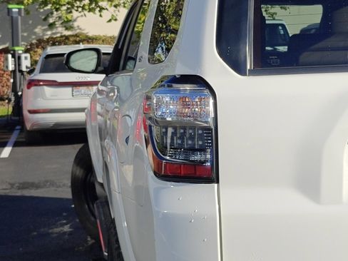 Used 2018 Toyota 4Runner SR5 Premium image 38