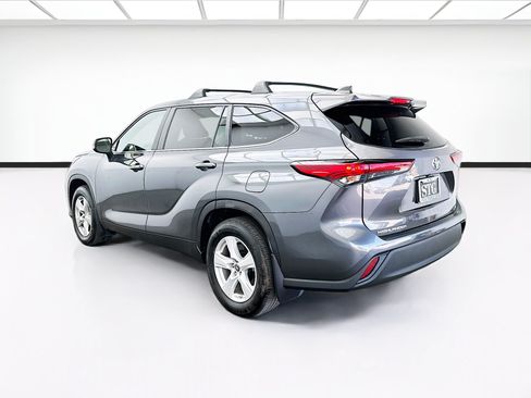 Used 2023 Toyota Highlander LE FWD image 6