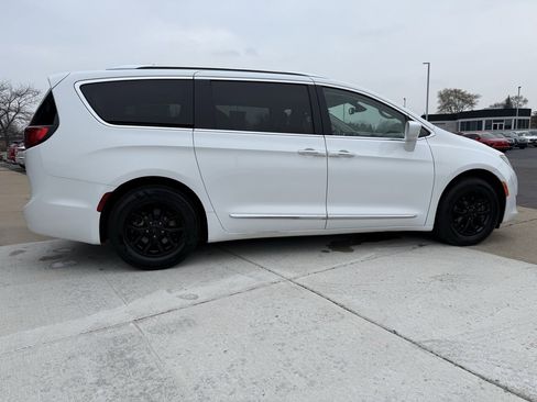 Used 2020 Chrysler Pacifica Touring-L image 18