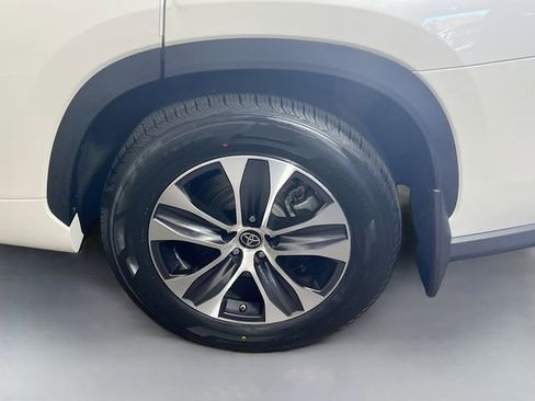 Used 2021 Toyota Highlander XLE image 27