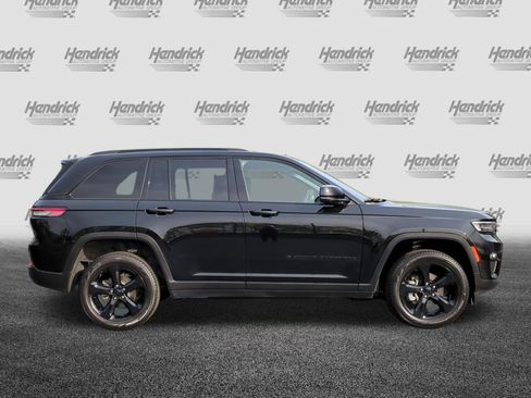 Used 2025 Jeep Grand Cherokee Limited w/ Black Appearance Package image 11