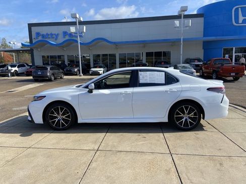 Used 2024 Toyota Camry SE image 6