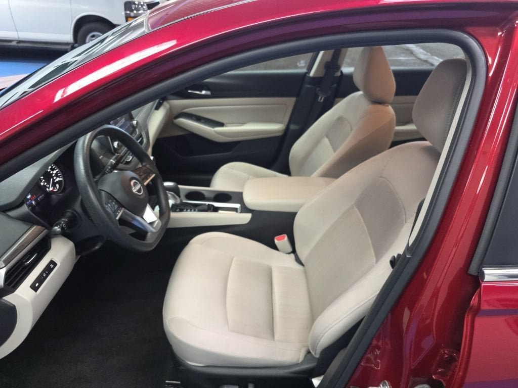 Used 2025 Nissan Altima 2.5 SV FWD image 21
