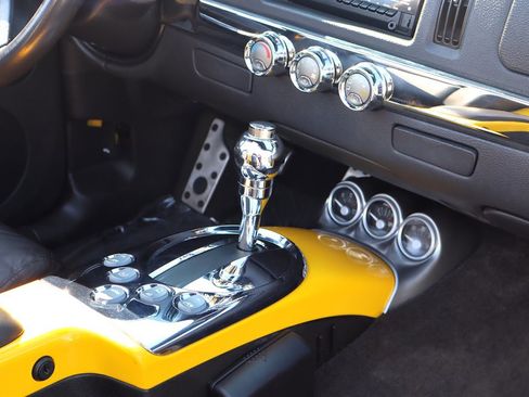 Used 2003 Chevrolet SSR w/ Preferred Equipment Group image 49