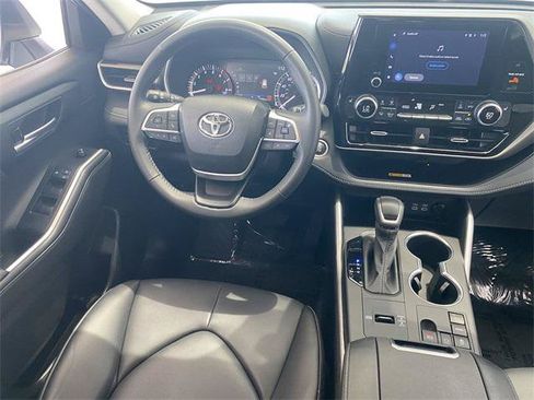 Certified 2024 Toyota Highlander XLE FWD image 25