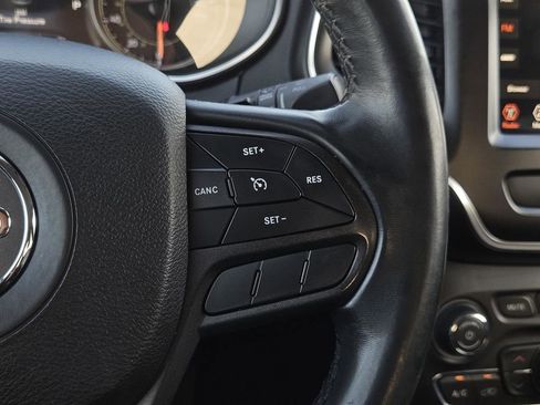 Used 2019 Jeep Cherokee Trailhawk image 18