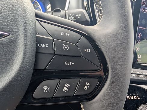 Used 2025 Chrysler Pacifica Limited FWD image 14
