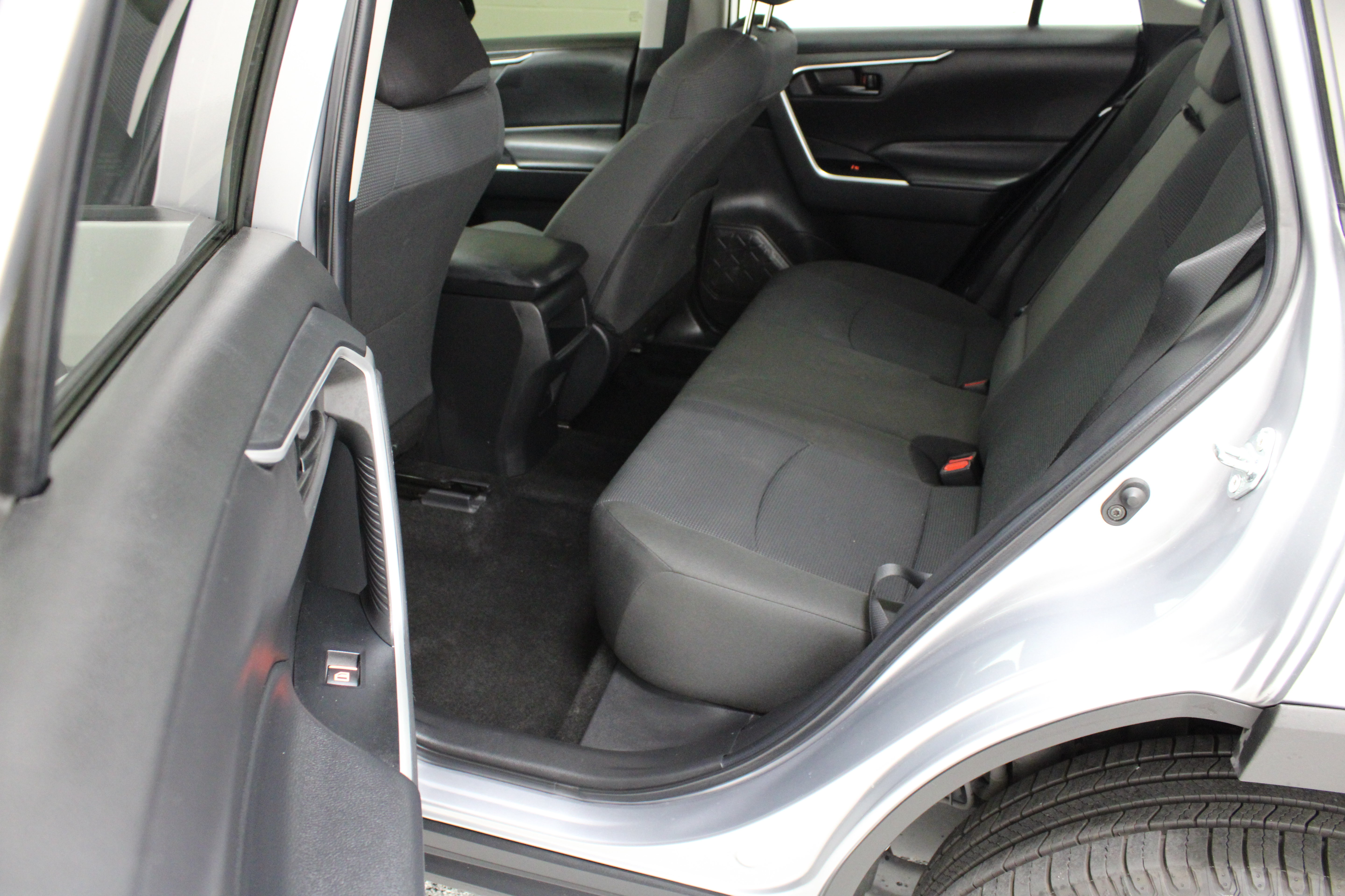 Used 2021 Toyota RAV4 LE FWD image 20