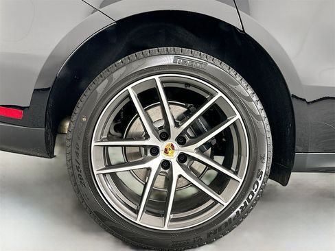 Certified 2026 Porsche Macan image 13