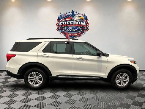 Used 2022 Ford Explorer XLT AWD/4WD image 4