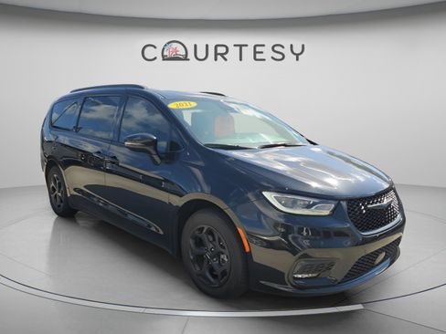 Used 2021 Chrysler Pacifica Limited w/ Uconnect Theater Family Group FWD image 4