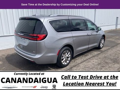 Used 2021 Chrysler Pacifica Touring-L image 8