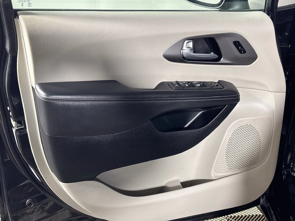 Used 2023 Chrysler Pacifica Touring-L FWD image 10