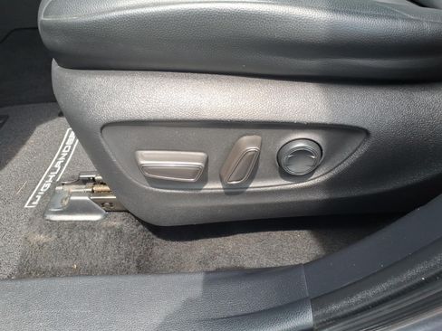 Used 2021 Toyota Highlander XLE AWD/4WD image 17