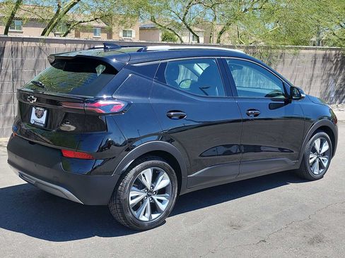 Used 2022 Chevrolet Bolt EUV LT w/ Convenience Package FWD image 8