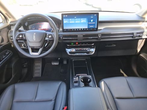 Certified 2025 Lincoln Corsair FWD image 7