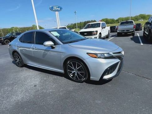 Used 2022 Toyota Camry SE image 2