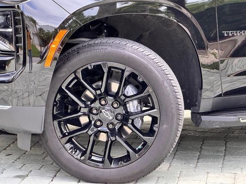 Used 2025 Chevrolet Tahoe LS AWD/4WD image 3