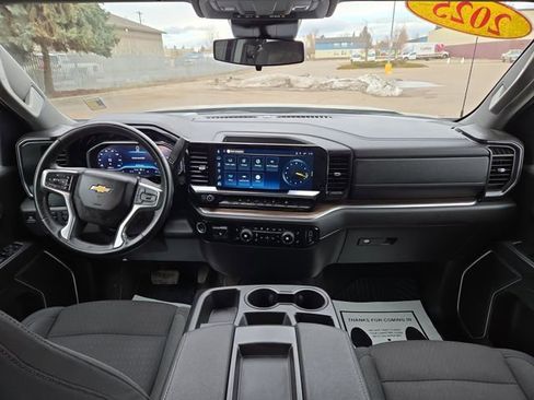 Used 2025 Chevrolet Silverado 1500 LT image 3