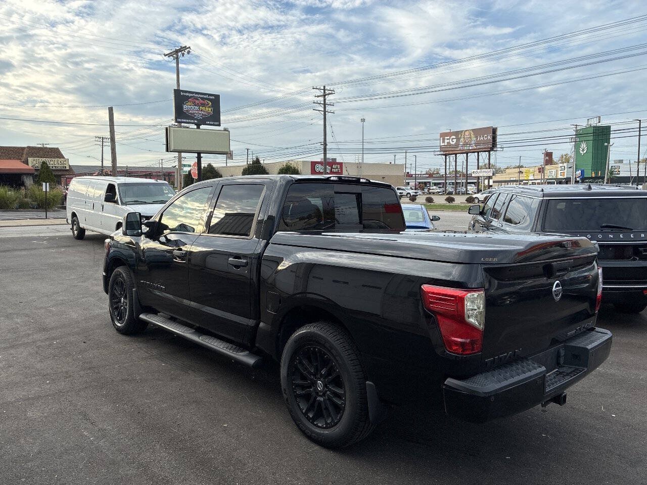 Used 2018 Nissan Titan SV AWD/4WD image 8