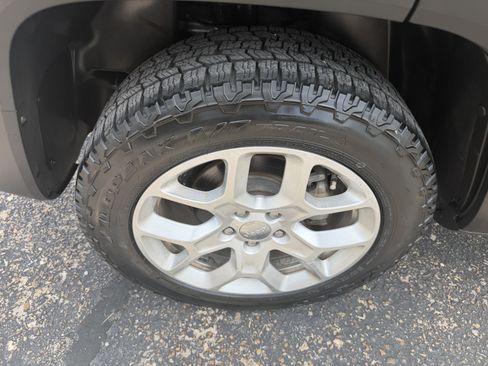 Used 2018 Jeep Renegade Latitude w/ Cold Weather Group AWD/4WD image 39