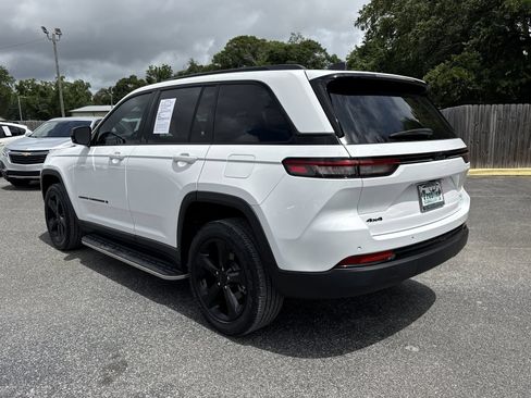 Used 2023 Jeep Grand Cherokee Altitude AWD/4WD image 3