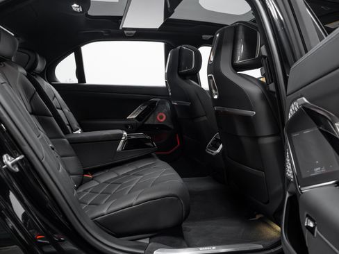 Used 2023 BMW i7 xDrive60 image 22