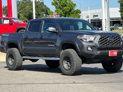 Used 2020 Toyota Tacoma TRD Off-Road w/ Technology Package image 10