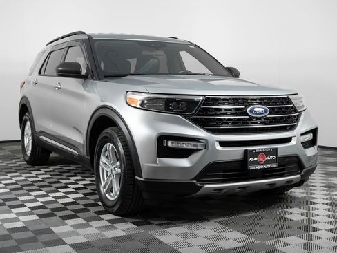 Used 2020 Ford Explorer XLT w/ Equipment Group 202A image 10