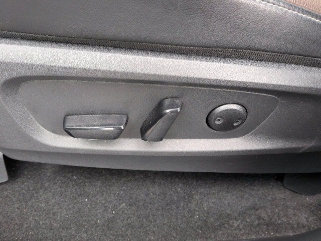 Used 2025 Nissan Pathfinder Platinum w/ Black Appearance Package AWD/4WD image 16