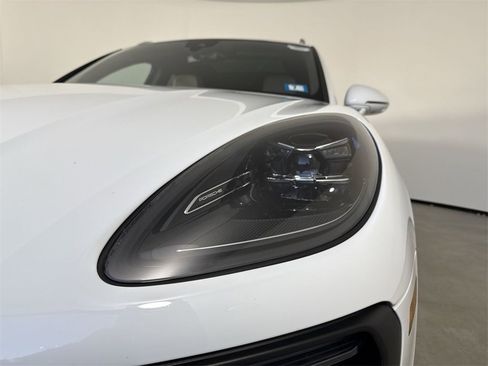 Certified 2023 Porsche Macan image 11