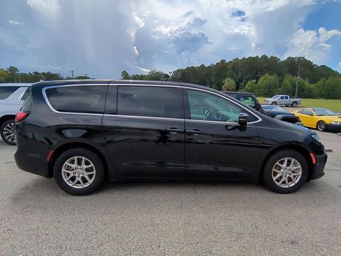 Used 2024 Chrysler Pacifica Touring-L FWD image 6