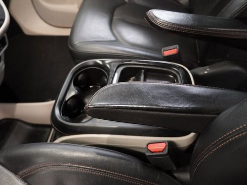 Used 2019 Chrysler Pacifica Touring-L image 21