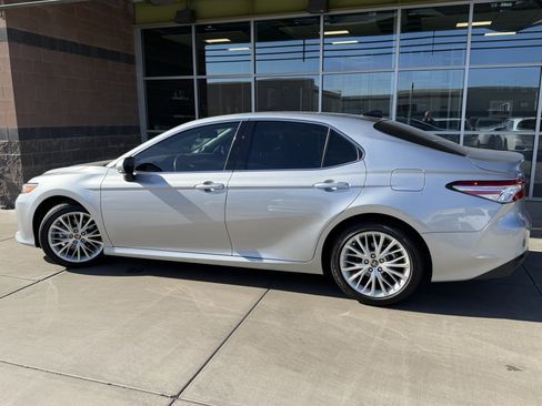 Used 2020 Toyota Camry XLE image 5