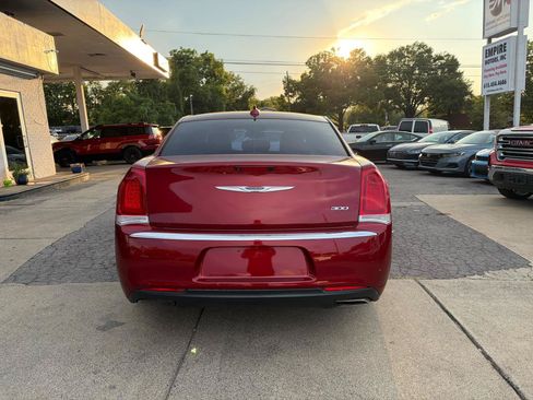 Used 2018 Chrysler 300 Touring L RWD image 6