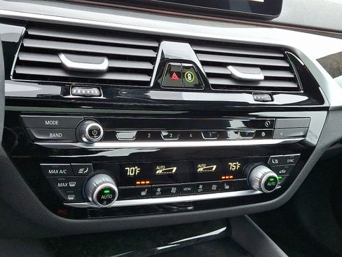 Used 2022 BMW 530i xDrive w/ Premium Package image 16