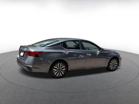 Used 2024 Nissan Altima 2.5 SV FWD image 14