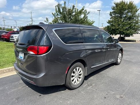 Used 2017 Chrysler Pacifica Touring-L FWD image 3