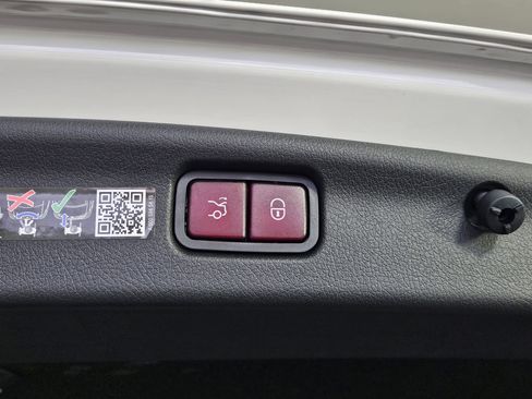 Used 2025 Mercedes-Benz C 300 Sedan image 15